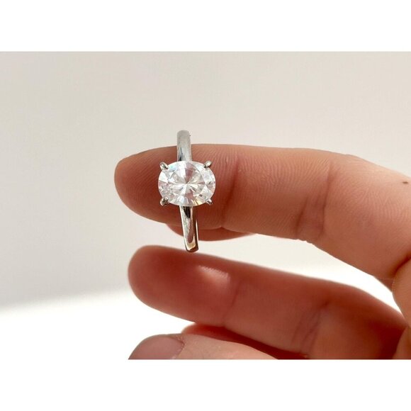 Minimalist Sterling Silver Oval Cut Vintage Cubic Zirconia Wedding Ring - sz 9 - Picture 9 of 10